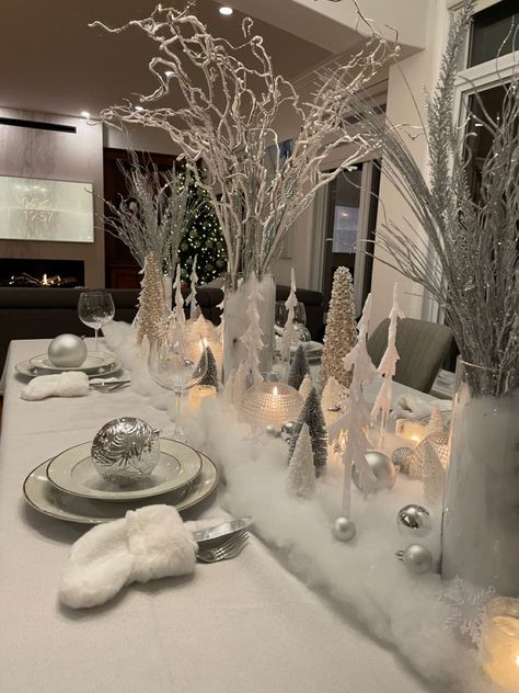 Winter Wonderland Christmas Party, White Christmas Decorations, White Christmas Decor Ideas, White Christmas Party, Elegant Christmas Tree Decorations, Winter Wonderland Decorations, Silver Christmas Decorations, Glam Christmas, Christmas Dinner Table