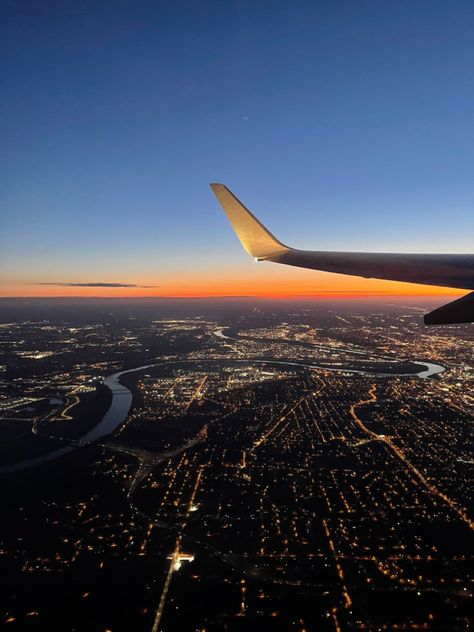 Traveling Astethic, Plane Asthetic Picture, Flight Astethic, Plane Photos Aesthetic, Plane Asthetic Photos, Airplane Asthetic Picture, Avion Aesthetic, Airplanes Aesthetic, Traveling Aesthetic Plane