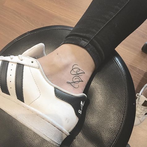 Good placement for my double j Initial Tattoo Designs, Kids Initial Tattoos, Hart Tattoo, Diy Tattoo Permanent, Tattoo For Boyfriend, Tattoo Fonts Cursive, M Tattoos, Tattoo Trend, Monogram Tattoo