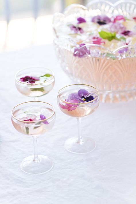 Elderflower Cocktail, Cocktails Vodka, Cocktail Pink, Summer Vodka Cocktails, Pretty Cocktails, Gin Cocktail Recipes, Pink Cocktails, Gin Fizz, Champagne Cocktail