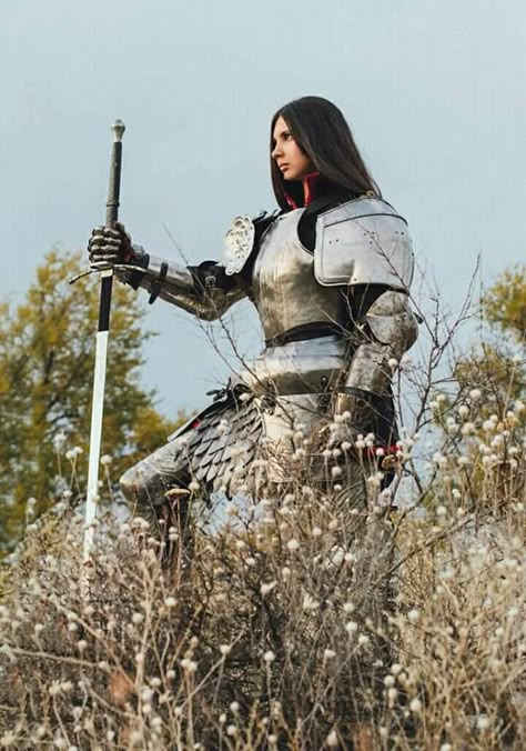 Armour Drawing Reference Female, Knight Aesthetic Female, Outdoor Cosplay Photography, Armor Pose Reference, Female Knight Pose, Female Knight Photography, Knight Pose Reference, Medieval Poses, Swordfighting Reference