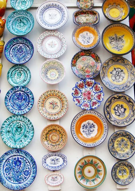 Colorful Dinner Plates, Eclectic Dishes, Ceramic Wall Plates, Plates On The Wall, Colorful Plates, Maputo, Pretty Plates, Dream Decor, Crafty Diy