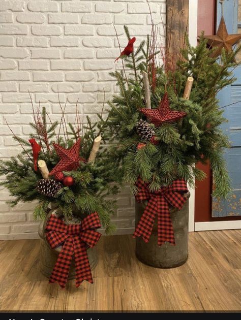 Natal Country, Outside Christmas Decorations, Christmas Pots, Christmas Planters, Christmas Floral Arrangements, Country Christmas Decorations, Christmas Centerpieces Diy, Christmas Porch Decor, Christmas Decorations Diy Outdoor