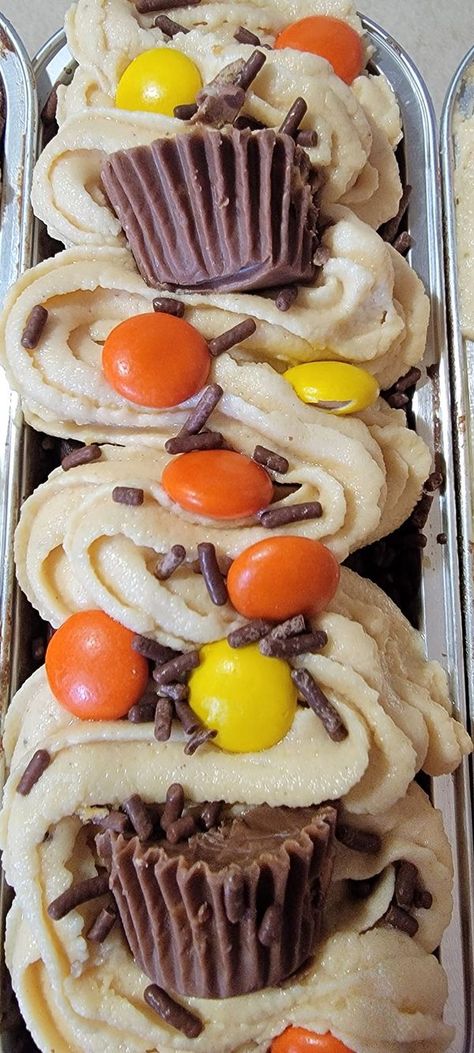 Mini Loaf Pan Desserts | Reese’s mini cakes | Facebook Cute Bakesale Ideas, Mini Cake Loaves Recipes, Mini Loaf Pan Cakes Halloween, Mini Loaf Pan Cakes Christmas, Mini Loaf Desserts, Mini Loaf Cake Decorating Ideas, Mini Loaf Tin Recipes, Fall Mini Loaf Cakes, Mini Cakes In Tins