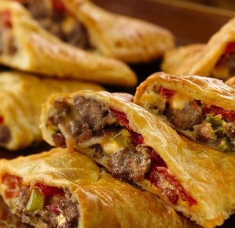 Oh, boy!  All the flavors of a bacon cheeseburger are tucked into a flaky crescent pocket. Cheeseburger Pockets, Dish Ideas, Crescent Roll Recipes, Bacon Cheeseburger, Think Food, Beef Dishes, Quesadillas, Empanadas, Fajitas