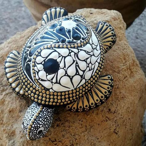 Painted Turtle Shell, Mandala Shells, Turtle Shell Art, Sea Turtle Decor, Clay Turtle, Mandala Turtle, Turtle Rock, Turtle Crafts, Pottery Ornaments