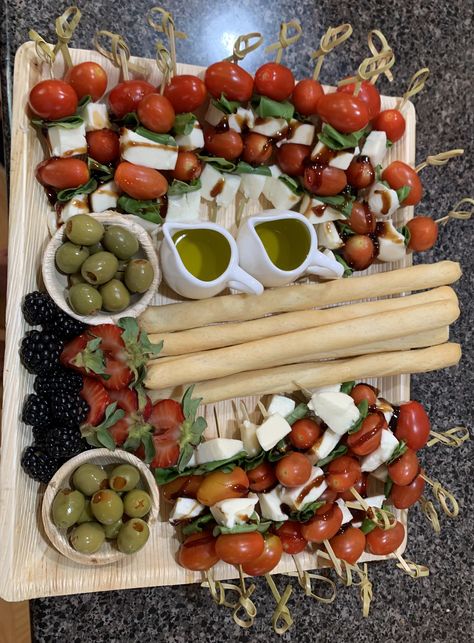 Charcuterie Board Caprese, Charcuterie Board Salads, Caprese Salad Charcuterie Board, Caprese Board Ideas, Caprese Charcuterie Board, Caprese Board, Wedding Shower Recipes, New Meals To Try, Mozzarella Caprese