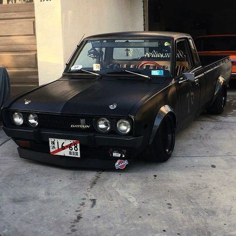 Slammed Black Datsun 620 Truck - ModifiedX Car Ideas Aesthetic, Datsun Truck, Jetta Mk1, Drift Truck, Datsun Pickup, Rad Racer, Slammed Trucks, Nissan Hardbody, Aesthetic Cars