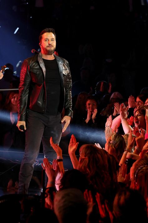 Luke Bryan slips on fan's cellphone during concert, jokes he needed to go 'viral' Luke Bryan Concert, Luke Bryan Pictures, Shake It For Me, Sheryl Crow, Country Boy, Best Credit Cards, Country Stars, Luke Bryan, Celeb Crushes