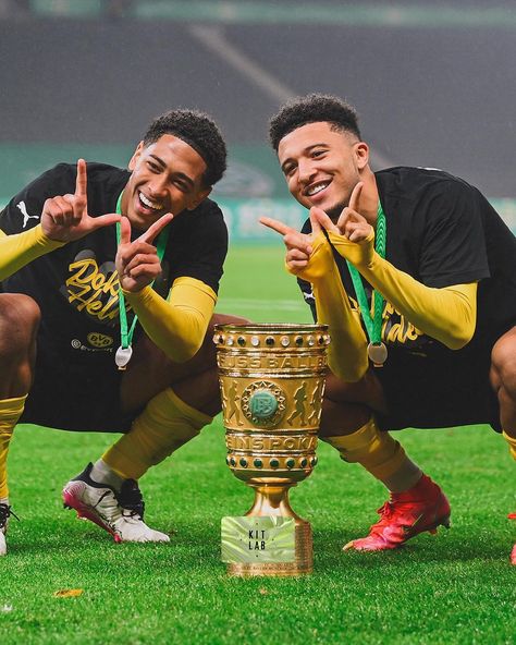 + K I T L A B + on Instagram: “W’s 🆙🏆 BVB boys @sanchooo10 & @judebellingham celebrating after winning the DFB Pokal final 🏅 Sancho putting on a “Sanshow” once again…” Hd Love Wallpaper, Football Celebrations, Soccer Goals, Soccer Photography, Hd Love, Wallpaper Photos, Football Wallpaper, Borussia Dortmund, Love Wallpaper