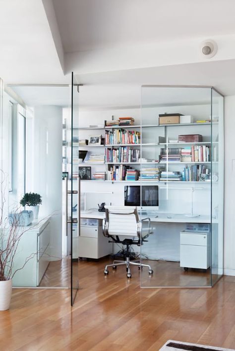 47 Amazingly creative ideas for designing a home office space Glass Separation Wall, Mini Office Design, Small Home Office Ideas For Men, Separation Wall, Glass Wall Office, Miller House, Masculine Interior, Wall Office, Doors Ideas