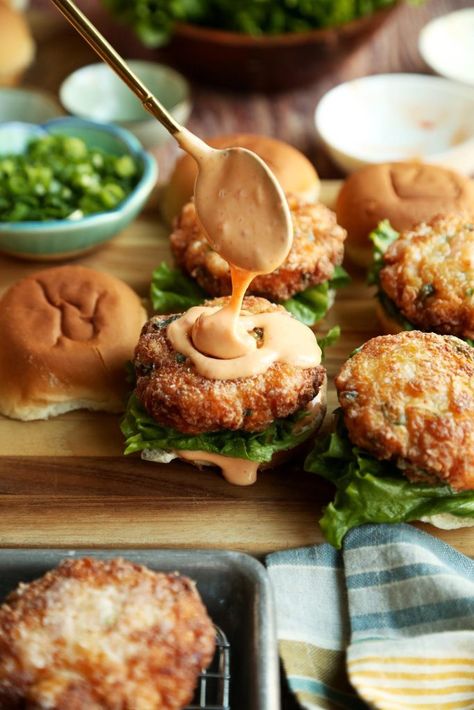 Seafood Sliders, Shrimp Sliders, Shrimp And Scallop Recipes, Shrimp Burger, Slider Sandwiches, Bang Bang Shrimp, Yummy Seafood, Burger Sliders, Patties Recipe