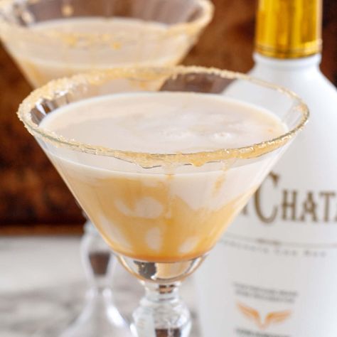 Caramel Drink Recipes, Caramel Drink, Caramel Cocktail, Rumchata Drinks, Salted Caramel Martini, Caramel Martini, Sweet Martini, Caramel Apple Martini, Caramel Drinks