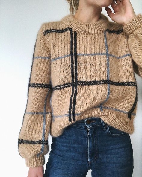 cotty Sweater ✔️ Min fortolkning af de tern, som jeg ser overalt i modebilledet 🙌🏻 Jeg har netop opdateret hjemmesiden med flere Stockinette Stitch, 가을 패션, Knitting Accessories, Sweater Pattern, Knitting Inspiration, Sweater Weather, Knitting Designs, Knitting Pattern, Tartan