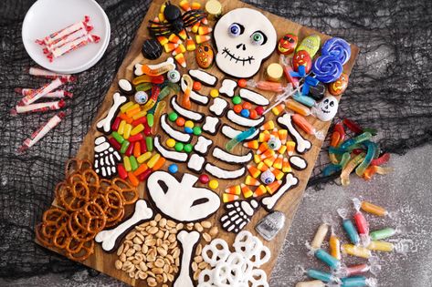 Cookie Charcuterie Board, Cookie Charcuterie, Fun Halloween Party Ideas, Diy Halloween Skeleton, Spider Web Cookies, Delicious Halloween Desserts, Skeleton Cookies, Fun Halloween Desserts, Cupcake Decorating Party