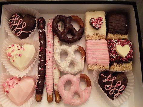 Treat Box Ideas Sweets, Valentine Chocolate Packaging, Valentines Treat Box Ideas, Sweet Treat Boxes, Valentines Pastry Box Ideas, Valentines Day Chocolate Ideas Gifts, Valentines Bakery Box Ideas, Birthday Treat Box Ideas, Valentines Chocolate