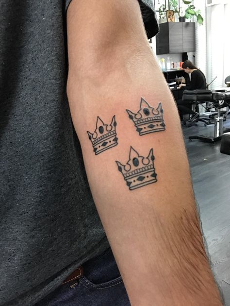 First tattoo! Tre kronor (Swedish three crowns) - by Chris at Swahili Bobs Tattoo in Stockholm Sweden Swedish Crown Tattoo, Three Crowns Tattoo, Swedish Tattoo Ideas Men, Swedish Viking Tattoo, Swedish Tattoo Ideas, Crowns Tattoos, Sweden Tattoo, Swedish Tattoo, Tattoo Stockholm