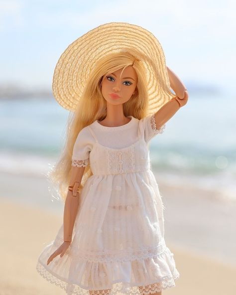 BarbMe_Fashion (@barbmefashion) • Fotky a videa na Instagramu Doll Pic, Dolls Photography, Fashion Dolls Photography, Barbies Pics, Barbie Collector Dolls, Doll Model, Barbie Dress Fashion, Barbie Life, Barbie House