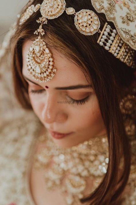 Mang Tika, Wedding Jewelry Sets Bridal Jewellery, Celebrity Bride, Indian Wedding Jewelry Sets, Matha Patti, Bride Hairstyle, Bridal Jewels, Bridal Hair Buns, Headpiece Jewelry