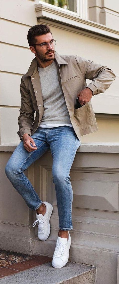 How to Wear White Sneakers for Men (& the Best Brands to Buy) Mens Crewneck Outfit, Mens Fall Outfits, Crewneck Outfit, Minimalist Moda, Herren Style, Minimalist Fashion Men, White Sneakers Men, Stylish Men Casual, Fall Outfits Men