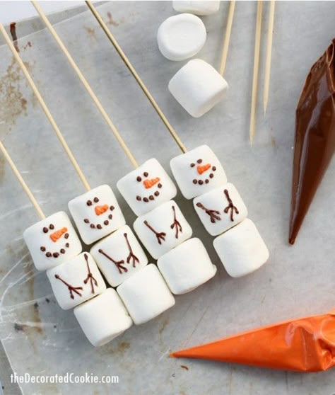 make your own Williams Sonoma marshmallow snowmen for a fraction of the cost Marshmellow Christmas Snack, Diy Christmas Food Ideas, Christmas Party Foods For Kids, Marshmallow Stirrers, New Year Sweets, Marshmellow Snowman, Snowman Marshmallows, Christmas Marshmallows, Winter Party Ideas