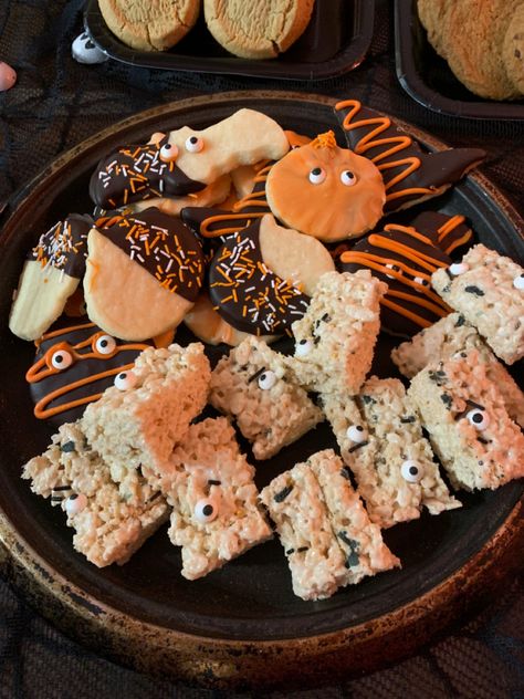 Spooky Halloween cookies bats, pumpkins and mummies. Spooky Monster rice crispy treats. I used chocolate and candy sprinkles to achieve this. Spooky Halloween Cookies, Candy Sprinkles, Rice Crispy Treats, Crispy Treats, Rice Crispy, Halloween Cookies, Spooky Halloween, Pumpkins, Sprinkles