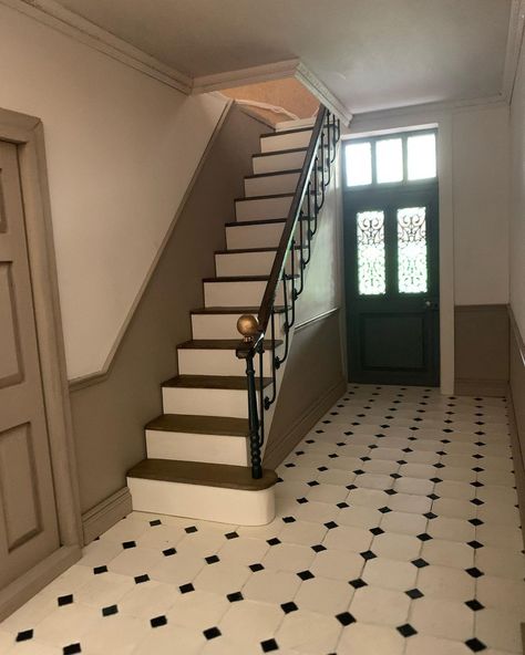 monpetitmonde on Instagram: “The light and the furniture are still missing but I am very happy with the result 😀 #dollshouse #hausmannien #dollhouse #stairs #scale112…” Doll House Stairs, Diy Dollhouse Staircase, Mini Stairs, Stairs For Dollhouse Diy, Dollhouse With Stairs, Dollhouse Hallway, Dollhouse Stair Railing Diy, Porch Railing Diy, Dollhouse Stairs