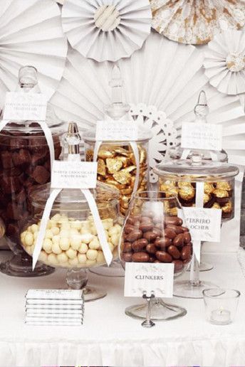 10 chocolate ideas for your wedding day Chocolate Buffet, Bakery Table, Buffet Wedding, Sweet Table Wedding, Lolly Buffet, Candy Bar Wedding, Dessert Spread, Sweets Table, Candy Station