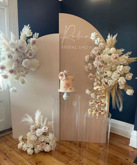 Modern Bridal Shower Decor, Chiara Backdrop With Flowers, Bridal Shower Backdrops, Bridal Shower Background, Shower Decorations Wedding, Cake Backdrops, First Communion Decorations, Bridal Shower Inspo, Communion Decorations