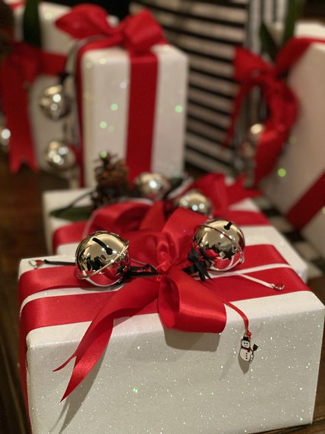 Christmas gift wrap Silver Christmas Wrapping Ideas, Red Christmas Gift Wrapping, Red Christmas Presents Aesthetic, Red And White Gift Wrapping Ideas, Christmas Wrapping Ideas Red, Xmas Gift Wrapping Ideas, Christmas Present Wrapping Ideas, Fake Gifts, Christmas Gift Themes