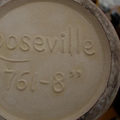 Roseville Pottery Reproductions - Identifying Roseville Repros: Roseville Reproduction Mark This is a fake mark. Roseville Pottery Vintage, Vintage Pottery Planters, Pottery Makers, Weller Pottery, Collectible Pottery, Hull Pottery, Shabby Chic Dresser, Pottery Vintage, Antique Pottery