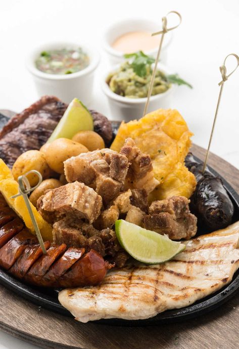 Infant Milestones, Peruvian Desserts, Colombian Recipes, Potatoes And Vegetables, Beef Ribs Recipe, Food Platter, Comfort Desserts, Popular Side Dishes, Colombian Food