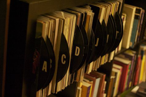 Keep your records in order using old scratched up ones as dividers.  I really want to do this with my collection (including dividers for genres like Comedy and Musicals) Vinyl Record Projects, Diy Record, Record Dividers, Vinyl Record Crafts, Record Crafts, Old Records, Old Vinyl Records, Buy Stickers, Vinyl Record Art