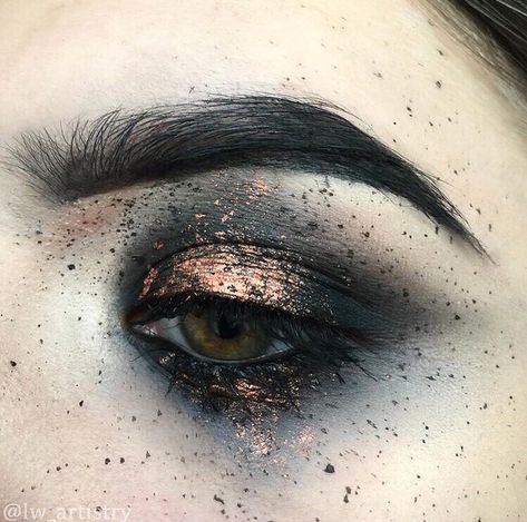 moth after midnight Grunge Eye Makeup, Editorial Make-up, Fantasy Make-up, Halloweenský Makeup, Make Up Designs, Makeup Tumblr, Make Up Inspiration, Smink Inspiration, Beauty Make-up