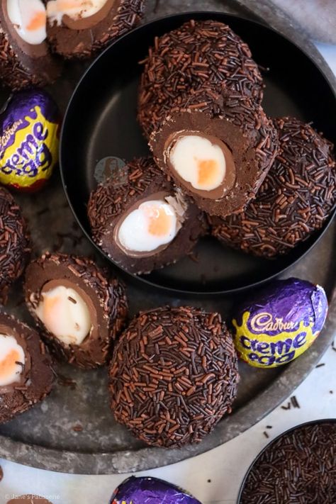 Creme Egg Recipe, Easter Egg Dessert, Easter Cooking, Easter Egg Cake, No Egg Desserts, Edible Cookie Dough Recipe, Janes Patisserie, Cinnamon Roll Recipe Homemade, Scotch Eggs