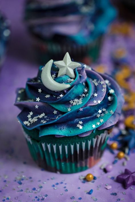 Blue Velvet Cupcakes, Galaxy Desserts, Galaxy Cupcakes, Space Cupcakes, Galaxy Cake, 귀여운 음식 그림, Space Birthday Party, Space Birthday, Themed Cupcakes