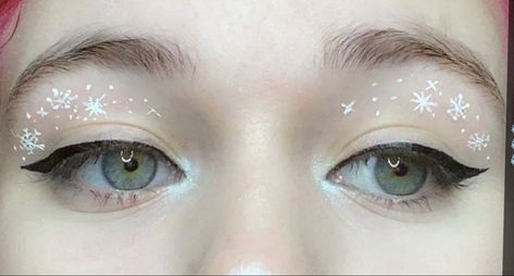 Simple Christmas Eyeliner, White Christmas Makeup, Winter Eyeliner Looks, Snow Eyeliner, Winter Eyeliner, Snow Makeup Looks Simple, Simple Christmas Makeup Looks, Snowflake Eyeliner, White Frosty Eye Makeup