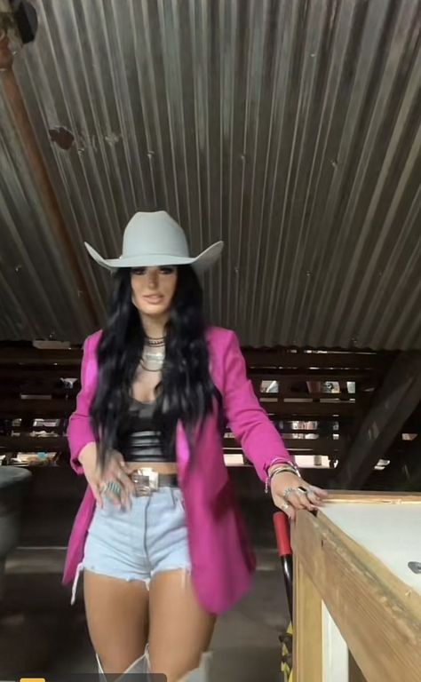 LOS LOOKS MÁS VAQUEROS QUE PUEDES USAR Cowgirl Rodeo Outfits, Latina Cowgirl Outfits, Outfit Vaquera, Denim Cowgirl Outfit, Nfr Outfits For Vegas, Nfr Outfits For Vegas Cowgirl Fashion, Outfit Vaqueros, Houston Rodeo Outfit, Cowgirl Birthday Outfit