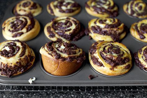 Babka Recipe, Chocolate Babka, Breakfast And Brunch, Chocolate Swirl, Smitten Kitchen, Think Food, Muffin Tin, Sweets Treats, Food Network