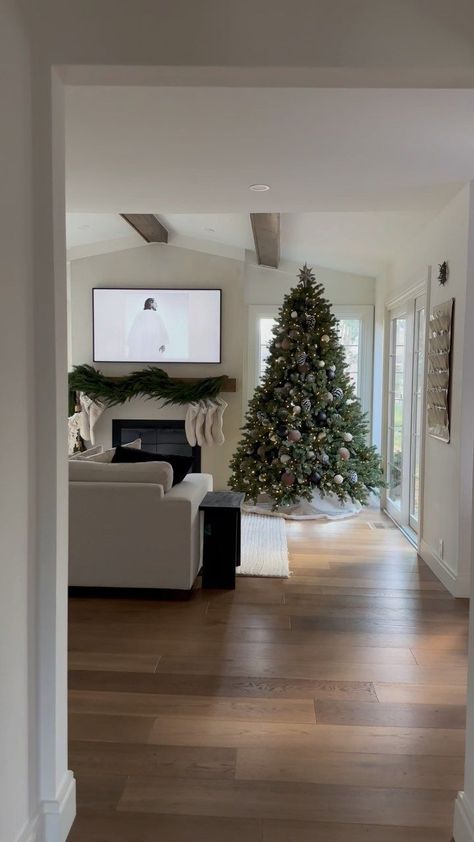 Dream Christmas Decor, Christmas Tree Decor Ideas Minimalist, Holiday Home Decor Christmas, Christmas Tree Themes Simple, Cabinet Decor Christmas, Organic Modern Christmas Decor, Christmas Minimalist Decor, My Home Aesthetic, Xmas Minimalist