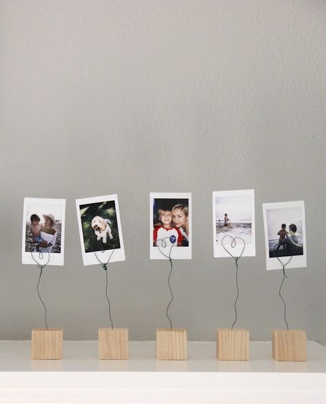 Diy Photo Decor, Instax Mini Ideas Display, Photo Craft Ideas, Picture Holder Diy, Photo Holder Craft, Wire Picture Holders, Diy Photo Holder, Polaroid Diy, Instax Photos