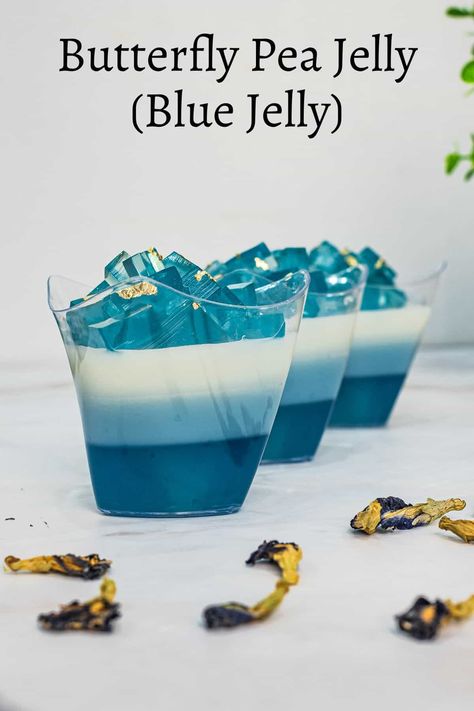 This butterfly pea jelly recipe makes a very pretty, naturally colored, blue and white layered agar agar with butterfly pea flowers and coconut milk. With only 5 ingredients, this blue pea flower agar agar is easy to make, light and refreshing and makes a perfect addition to any dessert table. Butterfly Pea Flower Dessert, Ice Cream Jello, Blue Pea Flower, Cream Jello, Butterfly Pea Flowers, Agar Agar Jelly, Milk Jelly, Blue Jello, Flower Jelly