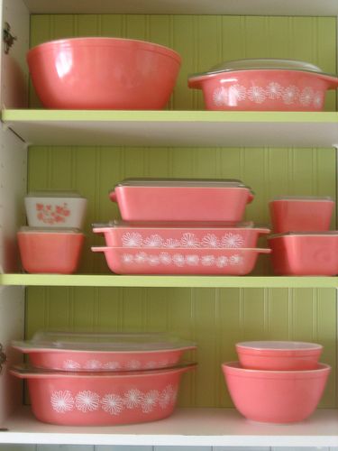 coral pyrex Pink Pyrex, Pink Dishes, Pyrex Collection, Tout Rose, Pyrex Bowls, Deco Retro, Pink Kitchen, Pink Spring, Vintage Life