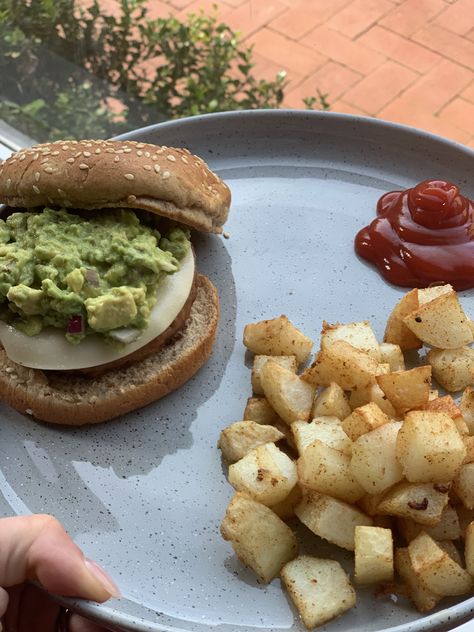 Hummus And Veggies Aesthetic, Healthy Sandwiches Aesthetic, Healthy Burger Aesthetic, Vegetarian Sandwich Aesthetic, Veggie Burger Aesthetic, Burger With Fries Aesthetic, Healthy Burger, Lunch Inspiration, Healthy Lunch Meal Prep