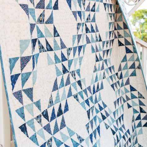 Classic and Vintage Series: Ocean Waves - The Jolly Jabber Quilting Blog Waves Quilt Pattern, Quilt Kits For Sale, Waves Quilt, Ocean Waves Quilt, Ocean Quilt, Sea Quilt, Half Square Triangle Quilts, Roll Paper, Quilt Block Tutorial