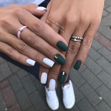 Nail Design Green And White, Emerald Green And Purple Nails, Green And White Short Nails, Mat Nails, Spring Nails Art Designs, Early Spring Nails, Spring Nails Art, Simple Spring Nails, Nails Art Designs