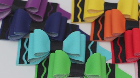 Get ready to go back to school with these adorable DIY crayon hair bows. Make them in every color of the rainbow so you can rock a different color every day of the week! Bow Image, Diy Crayons, Sewing Station, Rainbow Images, Go Back To School, Accessory Ideas, Handmade Hair Accessories, Every Color, Small Bows