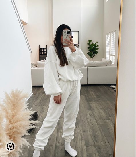 White Jogger Sweatsuit Worn & Curated By ByMollyLove All White Sweatpants Outfit, White Joggers Outfit Women, White Sweatsuit Outfits Women, All White Casual Outfits For Women, White Casual Outfits For Women, All White Outfit Casual, White Joggers Outfit, Bride Sweatsuit, Sweatsuit Outfits Women