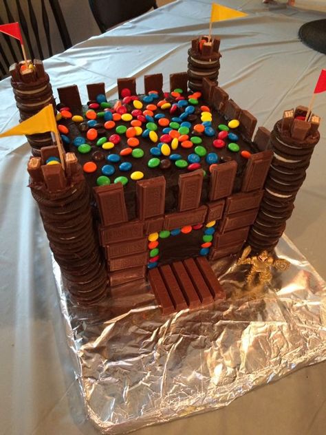 Chocolate Castle Cake, Medieval Castle Cake, Medieval Cake Ideas, Medieval Birthday Cake, Mario Castle Cake, Castle Cake Diy, Castle Cake Ideas, Castle Birthday Decorations, Medieval Cake