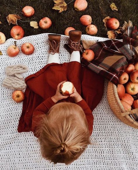 33+ Creative Fall Photoshoot Ideas for Kids & Adults 5 Portret Feminin, Foto Baby, Fall Mini, Fall Photoshoot, Fall Baby, Fall Family, Baby Photoshoot, Autumn Photography, Fashion Kids